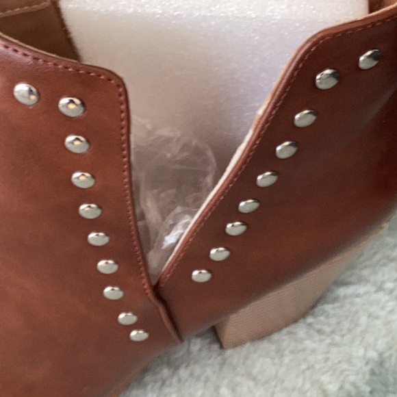 NWT Boots brown size 10 with silver trim  and 3.5 inch heels - Picture 3 of 11